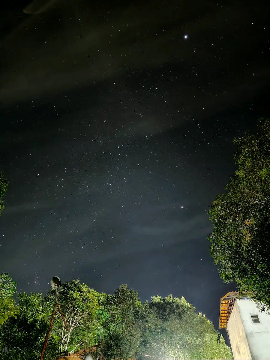 Céu noturno com estrela Antares fotografado com celular no Amazonas